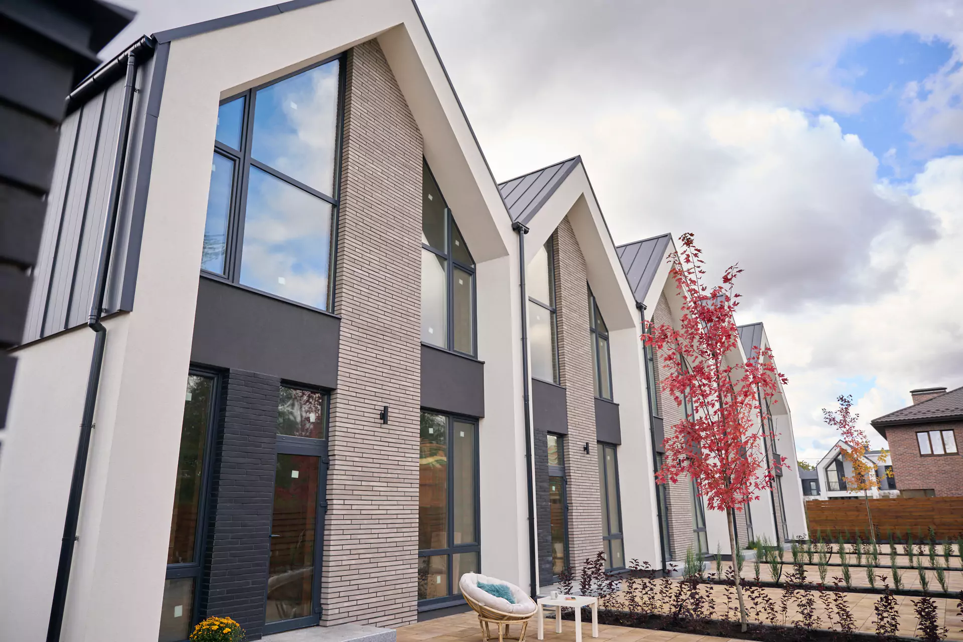 contemporary-townhouses-standing-in-line-in-reside-2024-10-20-12-57-09-utc-1-6895b225e7ca3